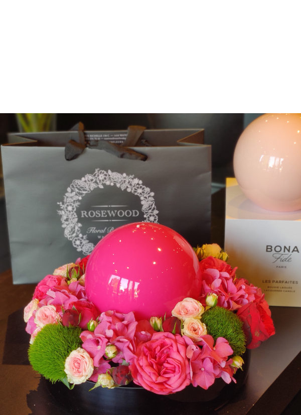 MELORIA CANDLE WITH A ROSEWOOD FRESH FLOWERS WREATH